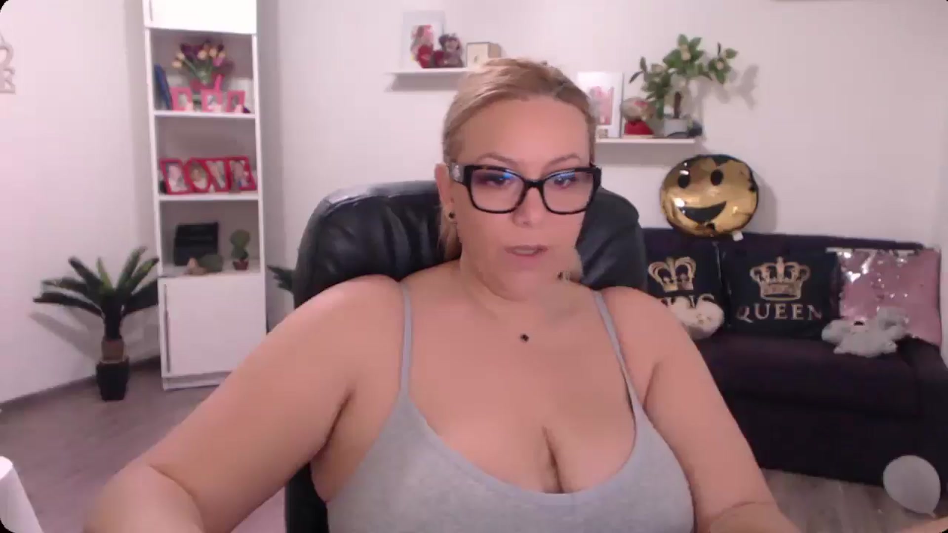 Gallery image thumbnail from A_baby_Boo's myfreecams stream on, 10/19/2024, 08:26 image 4 of 20