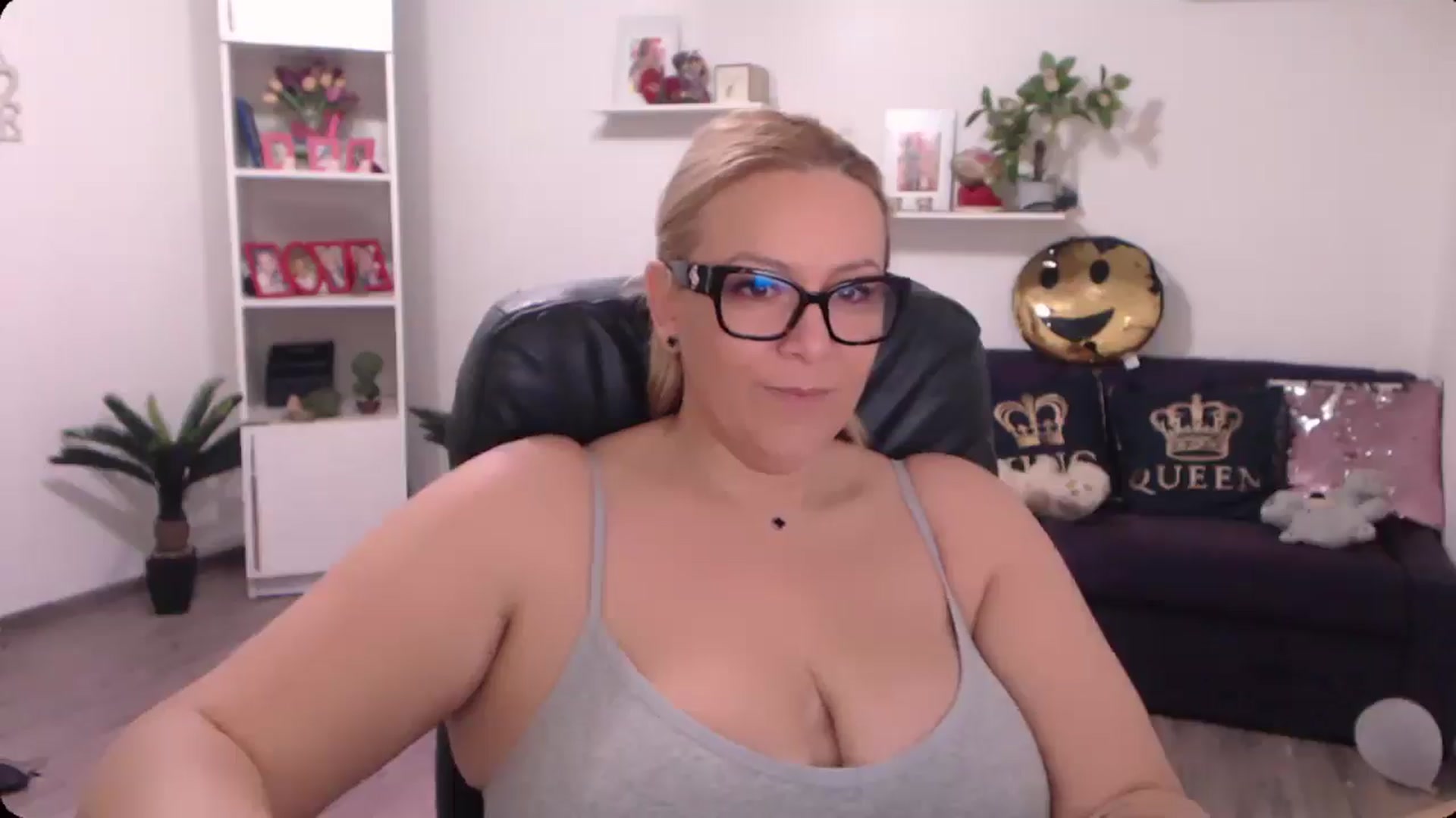 Gallery image thumbnail from A_baby_Boo's myfreecams stream on, 10/19/2024, 08:26 image 12 of 20