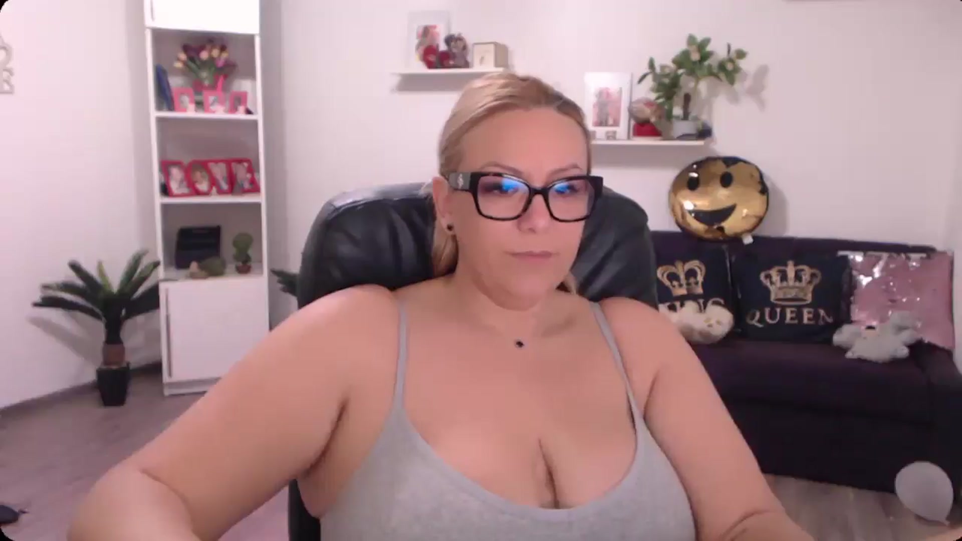 Gallery image thumbnail from A_baby_Boo's myfreecams stream on, 10/19/2024, 08:26 image 11 of 20