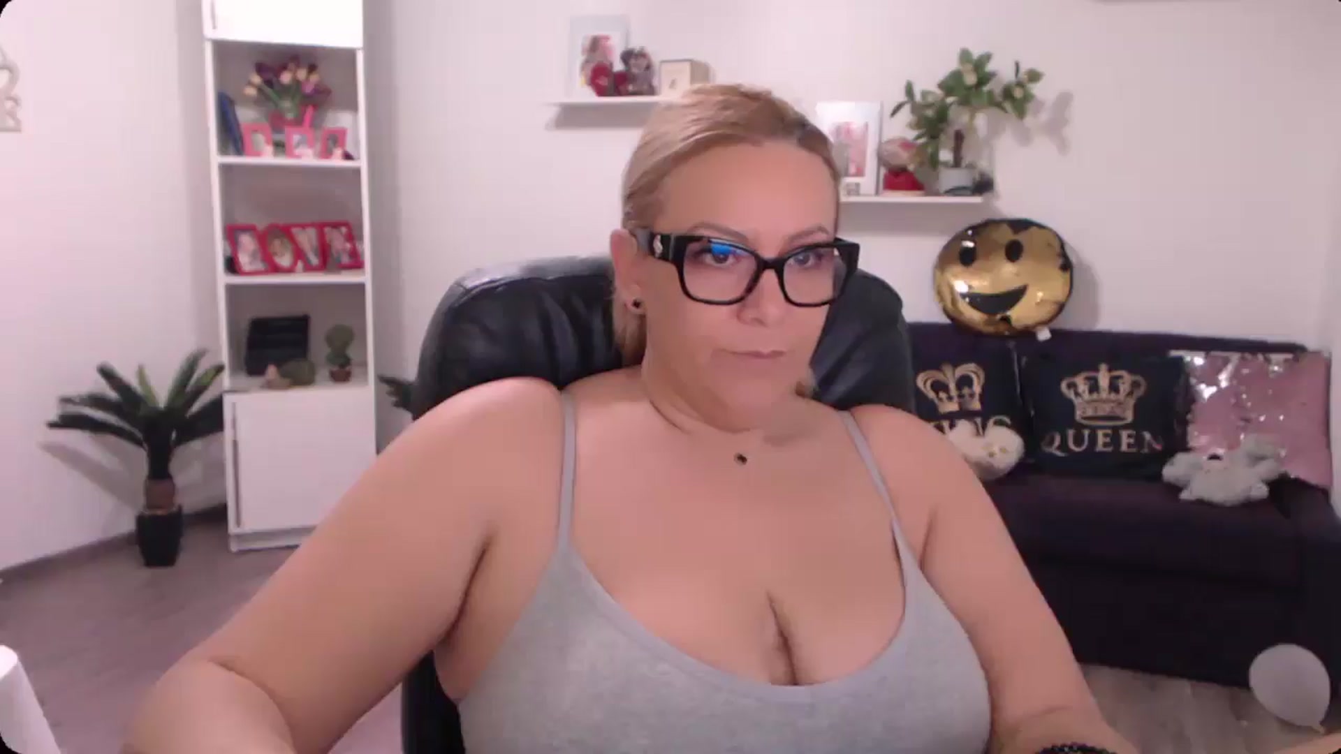 Gallery image thumbnail from A_baby_Boo's myfreecams stream on, 10/19/2024, 08:26 image 6 of 20