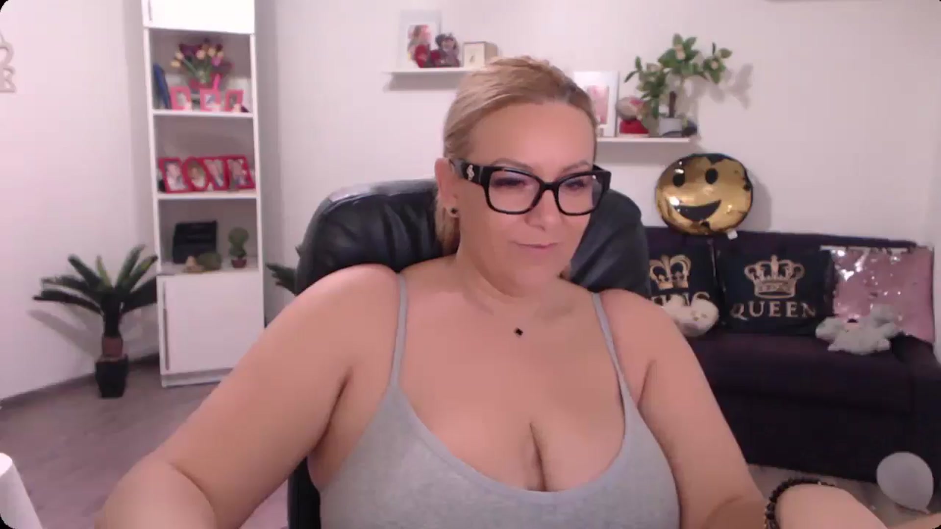 Gallery image thumbnail from A_baby_Boo's myfreecams stream on, 10/19/2024, 08:26 image 3 of 20