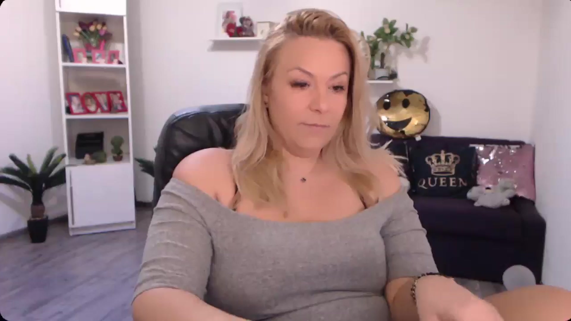 Gallery image thumbnail from A_baby_Boo's myfreecams stream on, 10/19/2024, 11:24 image 11 of 20