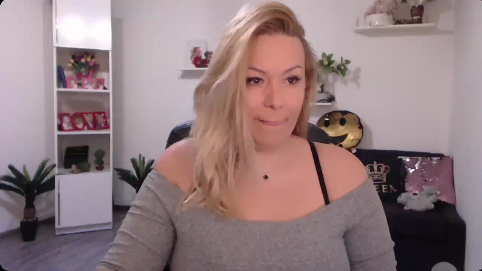 Gallery image thumbnail from A_baby_Boo's myfreecams stream on, 10/19/2024, 11:24 image 1 of 20