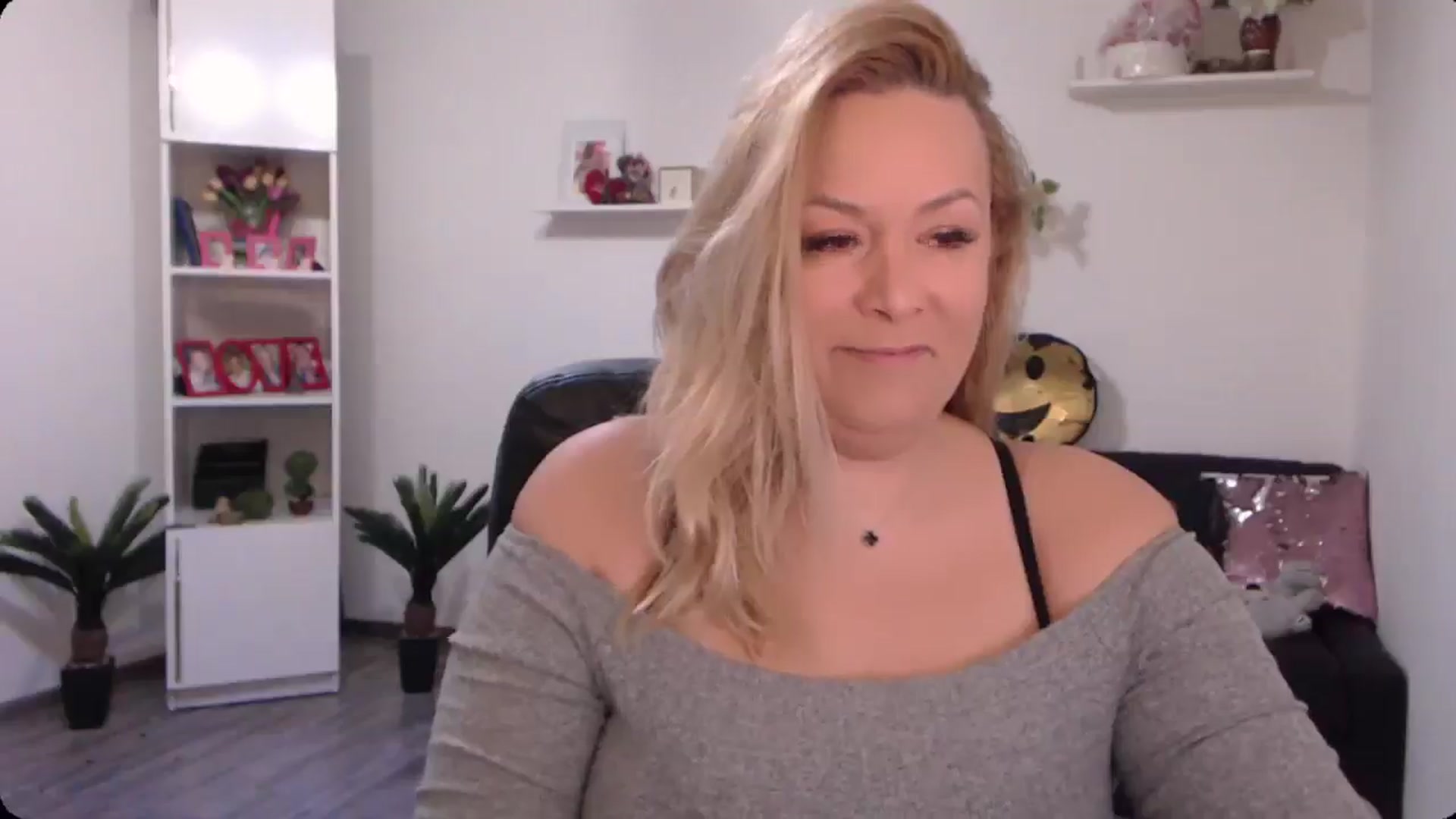 Gallery image thumbnail from A_baby_Boo's myfreecams stream on, 10/19/2024, 11:24 image 2 of 20
