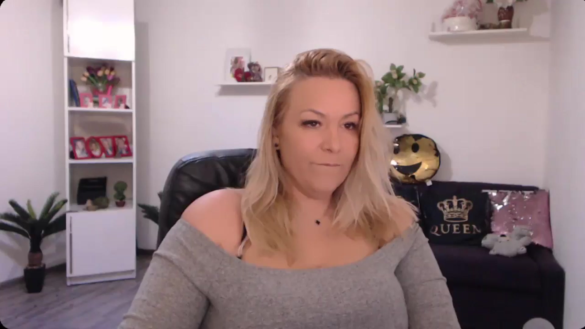 Gallery image thumbnail from A_baby_Boo's myfreecams stream on, 10/19/2024, 11:24 image 5 of 20