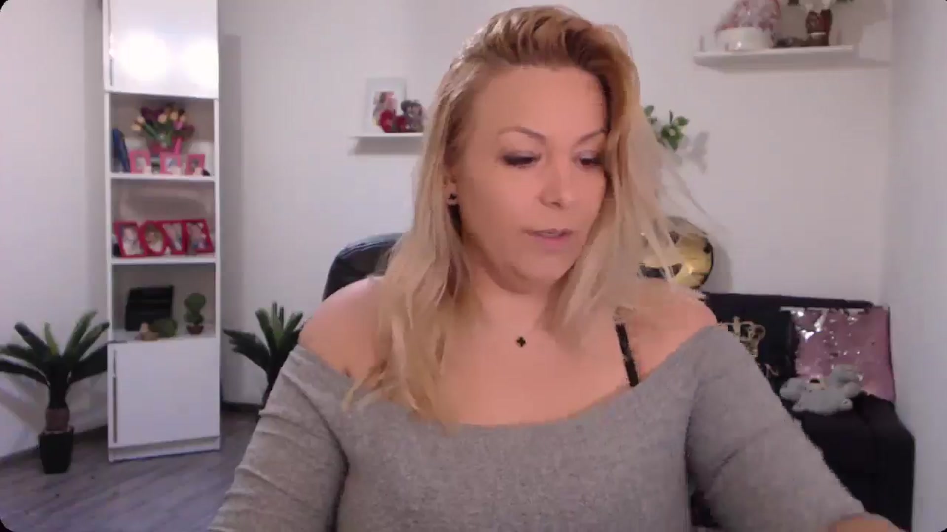 Gallery image thumbnail from A_baby_Boo's myfreecams stream on, 10/19/2024, 11:24 image 3 of 20
