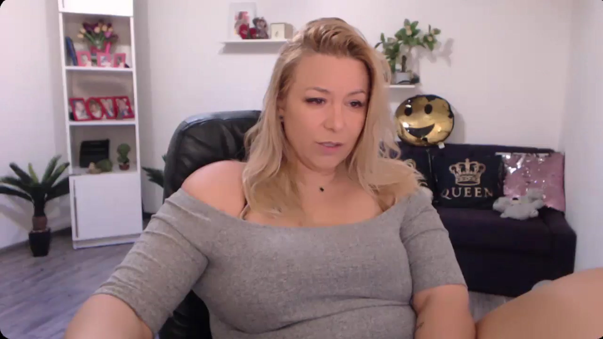 Gallery image thumbnail from A_baby_Boo's myfreecams stream on, 10/19/2024, 11:24 image 14 of 20