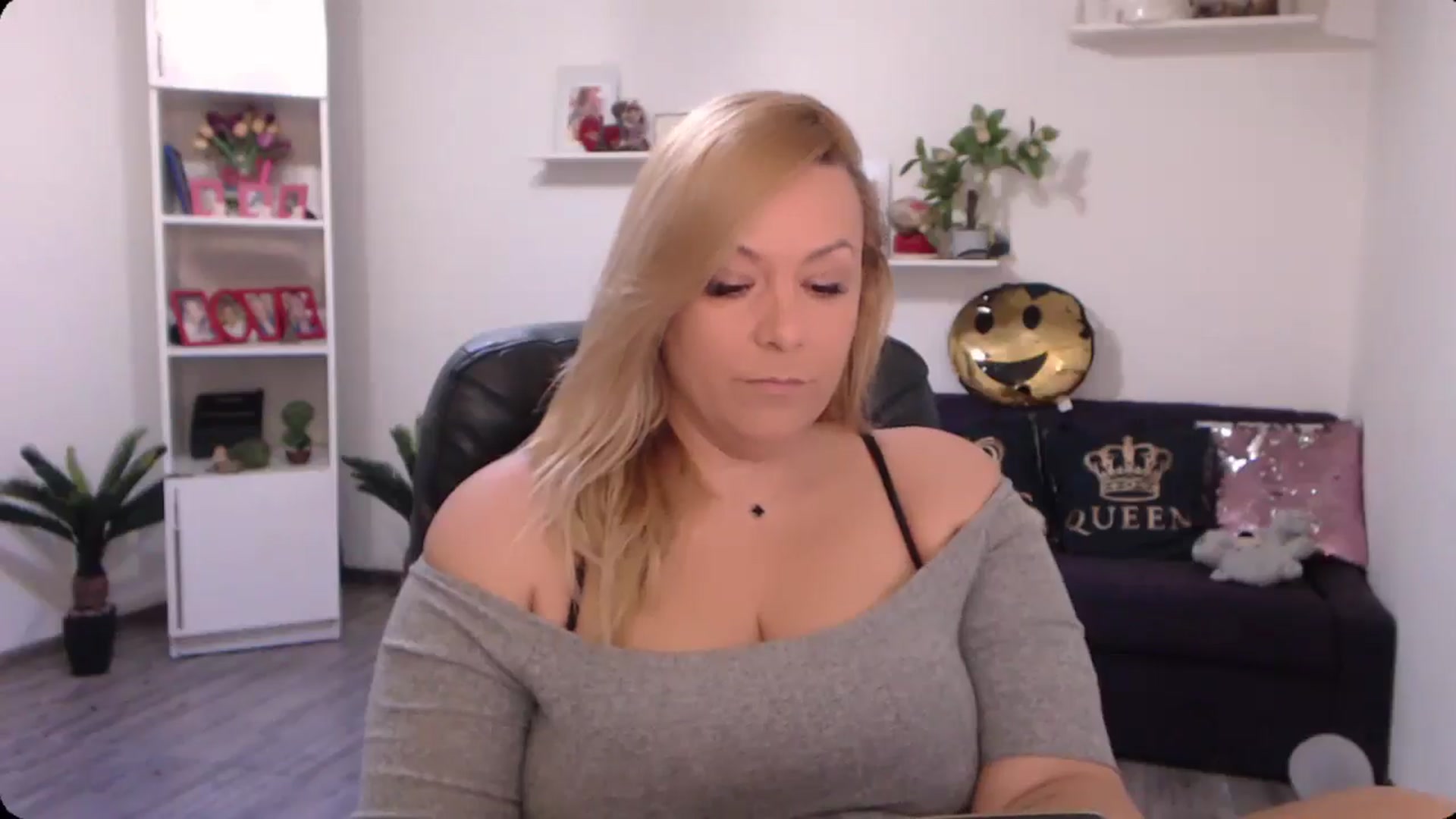 Gallery image thumbnail from A_baby_Boo's myfreecams stream on, 10/19/2024, 11:38 image 6 of 20