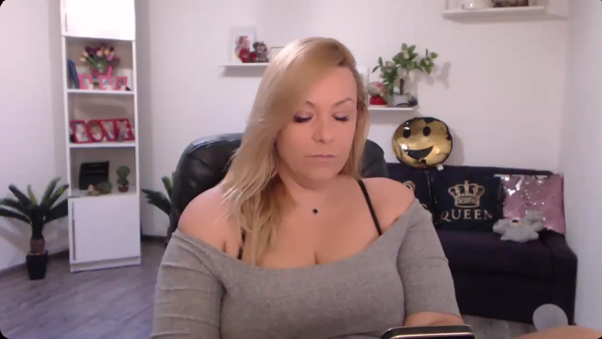 Gallery image thumbnail from A_baby_Boo's myfreecams stream on, 10/19/2024, 11:38 image 7 of 20