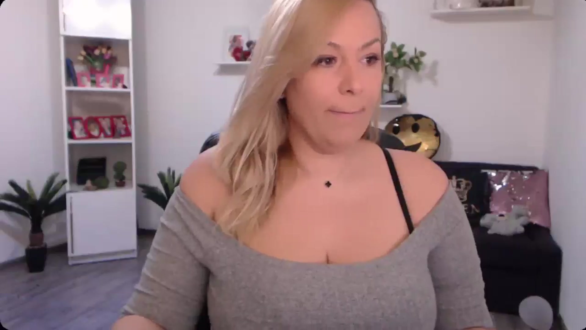 Gallery image thumbnail from A_baby_Boo's myfreecams stream on, 10/19/2024, 11:38 image 2 of 20