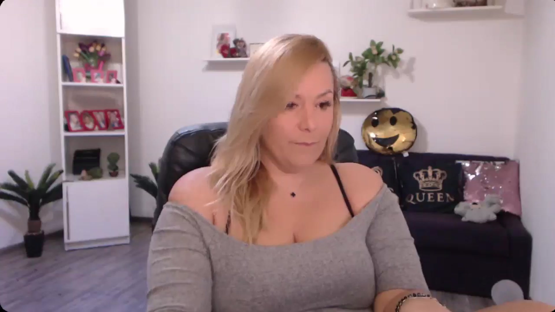 Gallery image thumbnail from A_baby_Boo's myfreecams stream on, 10/19/2024, 11:38 image 10 of 20