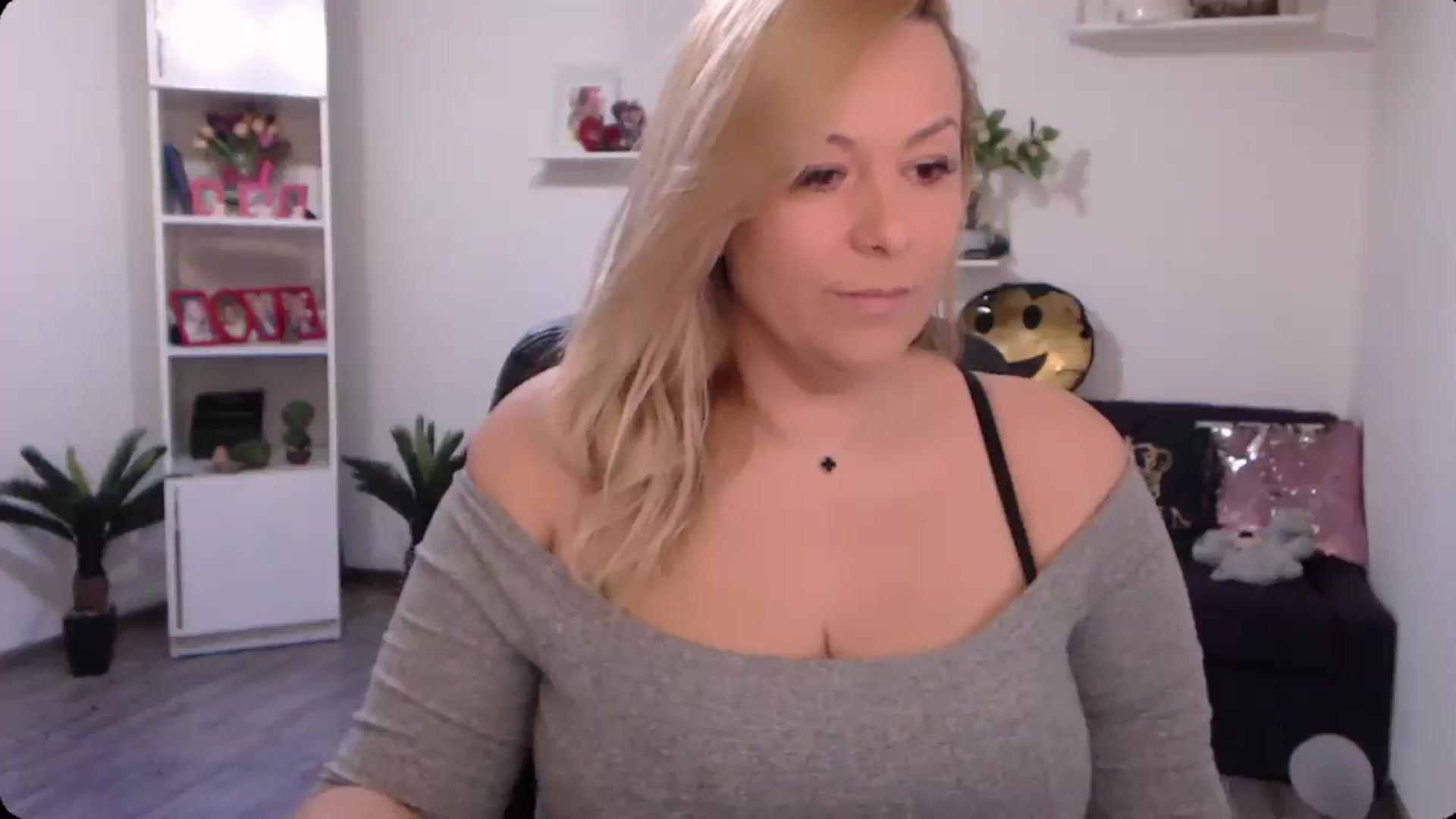 Gallery image thumbnail from A_baby_Boo's myfreecams stream on, 10/19/2024, 11:38 image 3 of 20