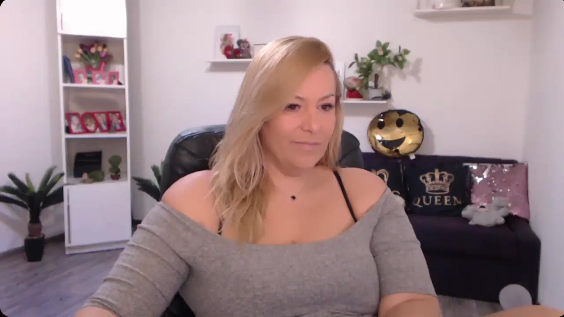 Gallery image thumbnail from A_baby_Boo's myfreecams stream on, 10/19/2024, 11:38 image 17 of 20