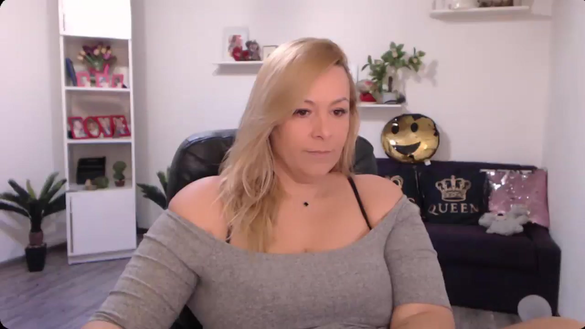 Gallery image thumbnail from A_baby_Boo's myfreecams stream on, 10/19/2024, 11:38 image 18 of 20
