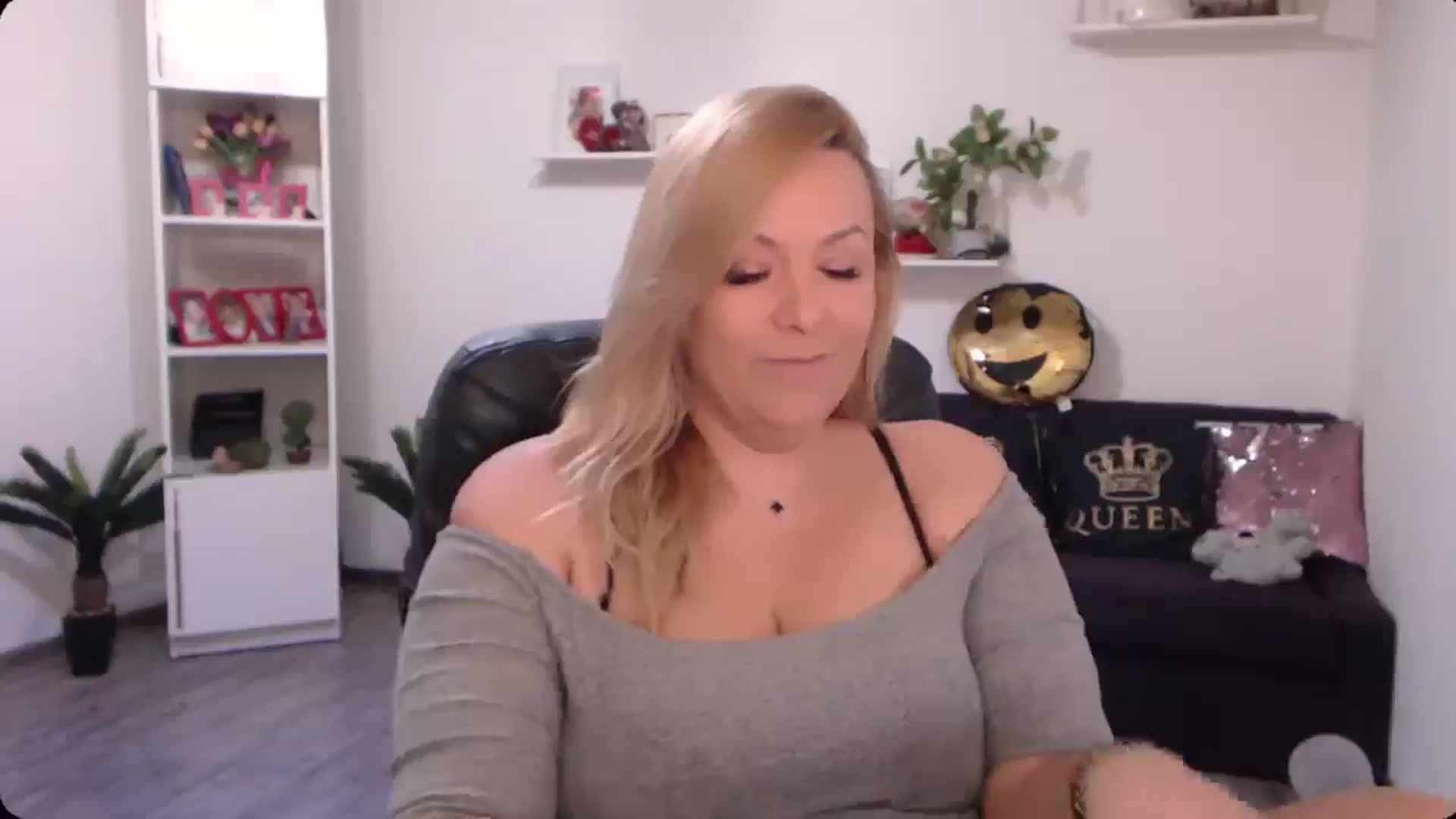 Gallery image thumbnail from A_baby_Boo's myfreecams stream on, 10/19/2024, 11:38 image 9 of 20