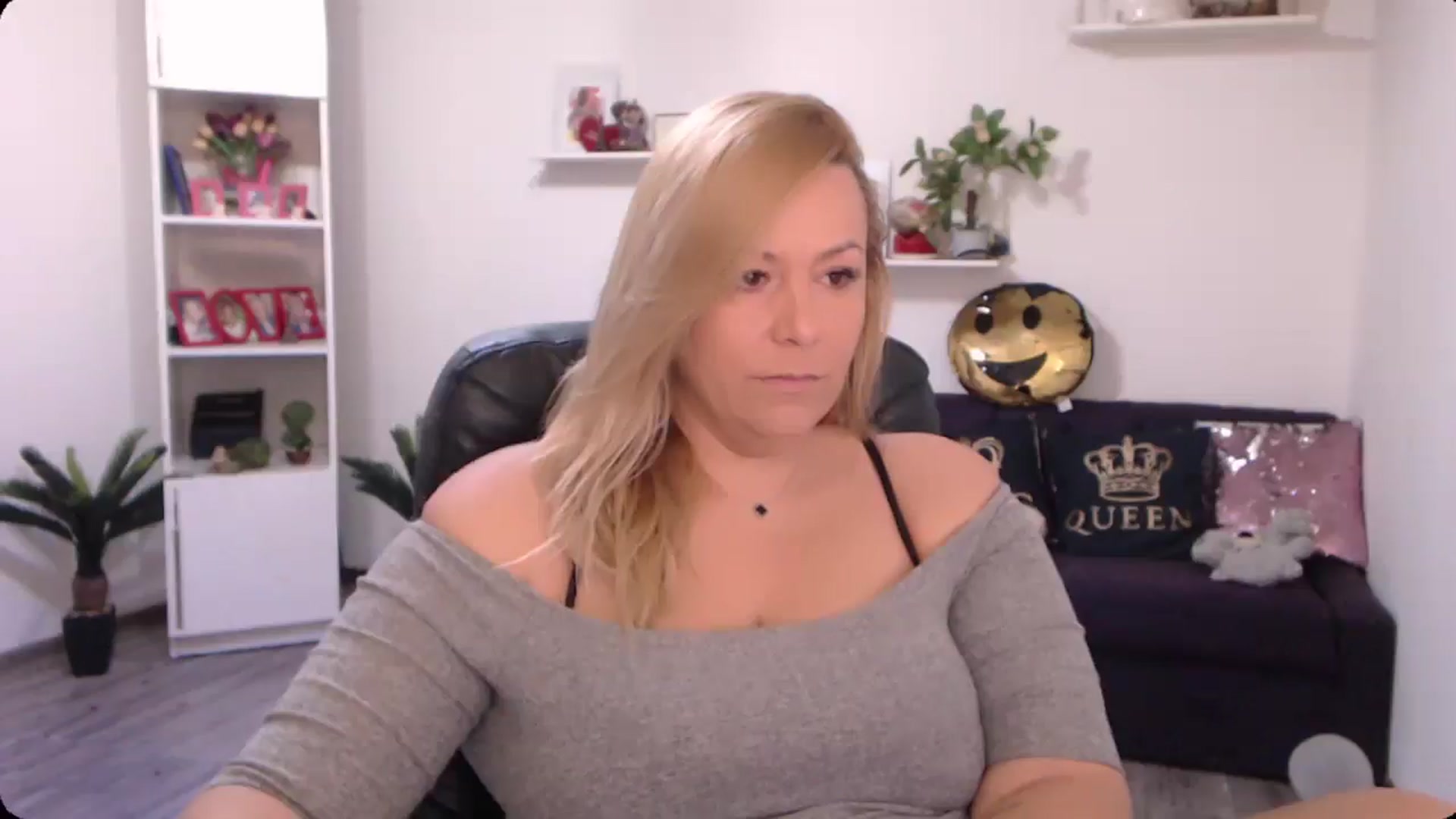 Gallery image thumbnail from A_baby_Boo's myfreecams stream on, 10/19/2024, 11:38 image 12 of 20