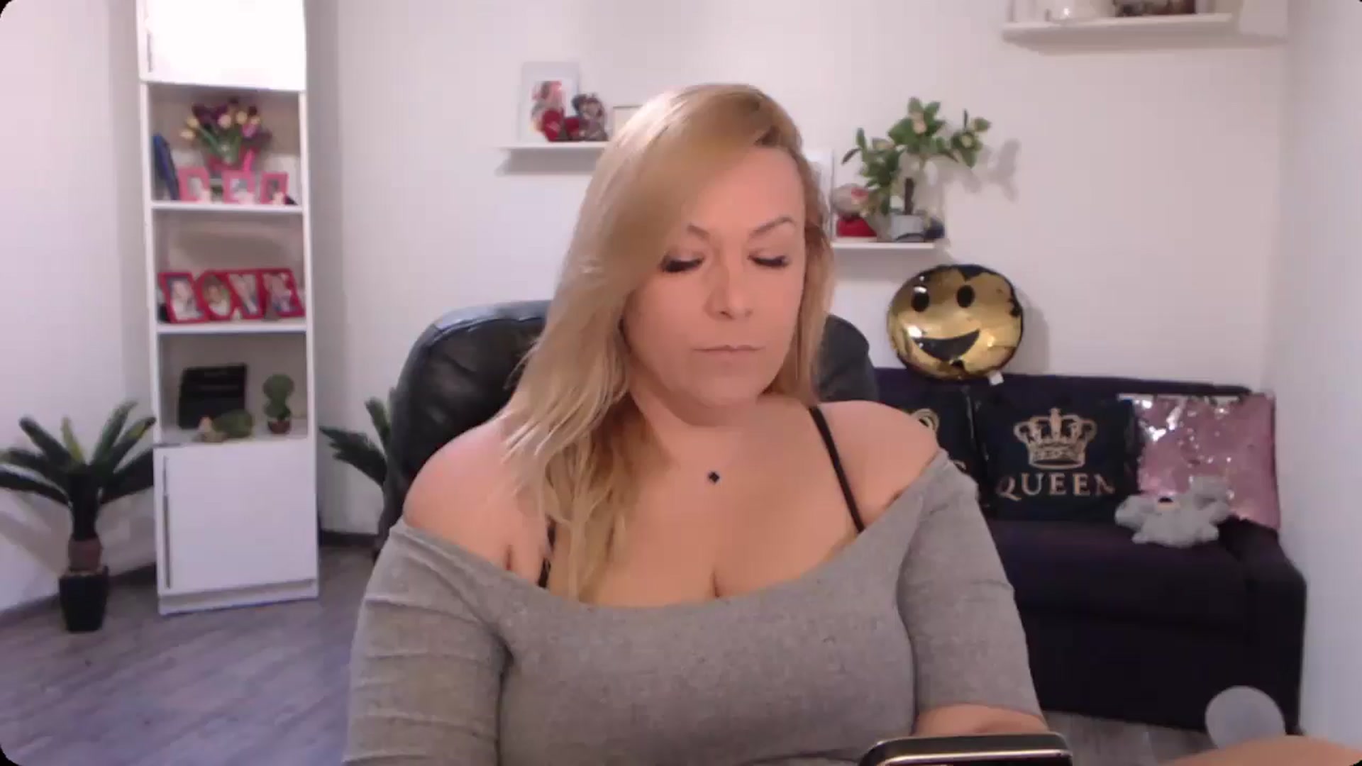 Gallery image thumbnail from A_baby_Boo's myfreecams stream on, 10/19/2024, 11:38 image 8 of 20