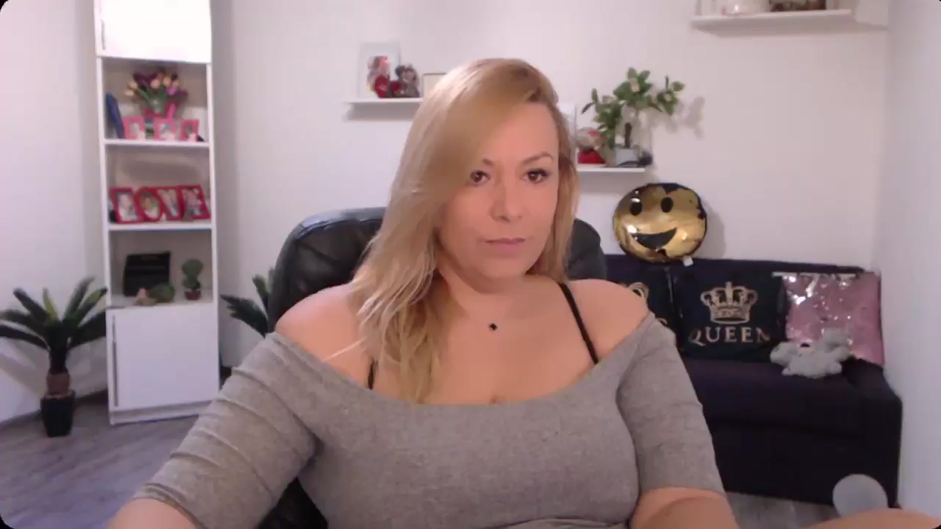 Gallery image thumbnail from A_baby_Boo's myfreecams stream on, 10/19/2024, 11:38 image 11 of 20