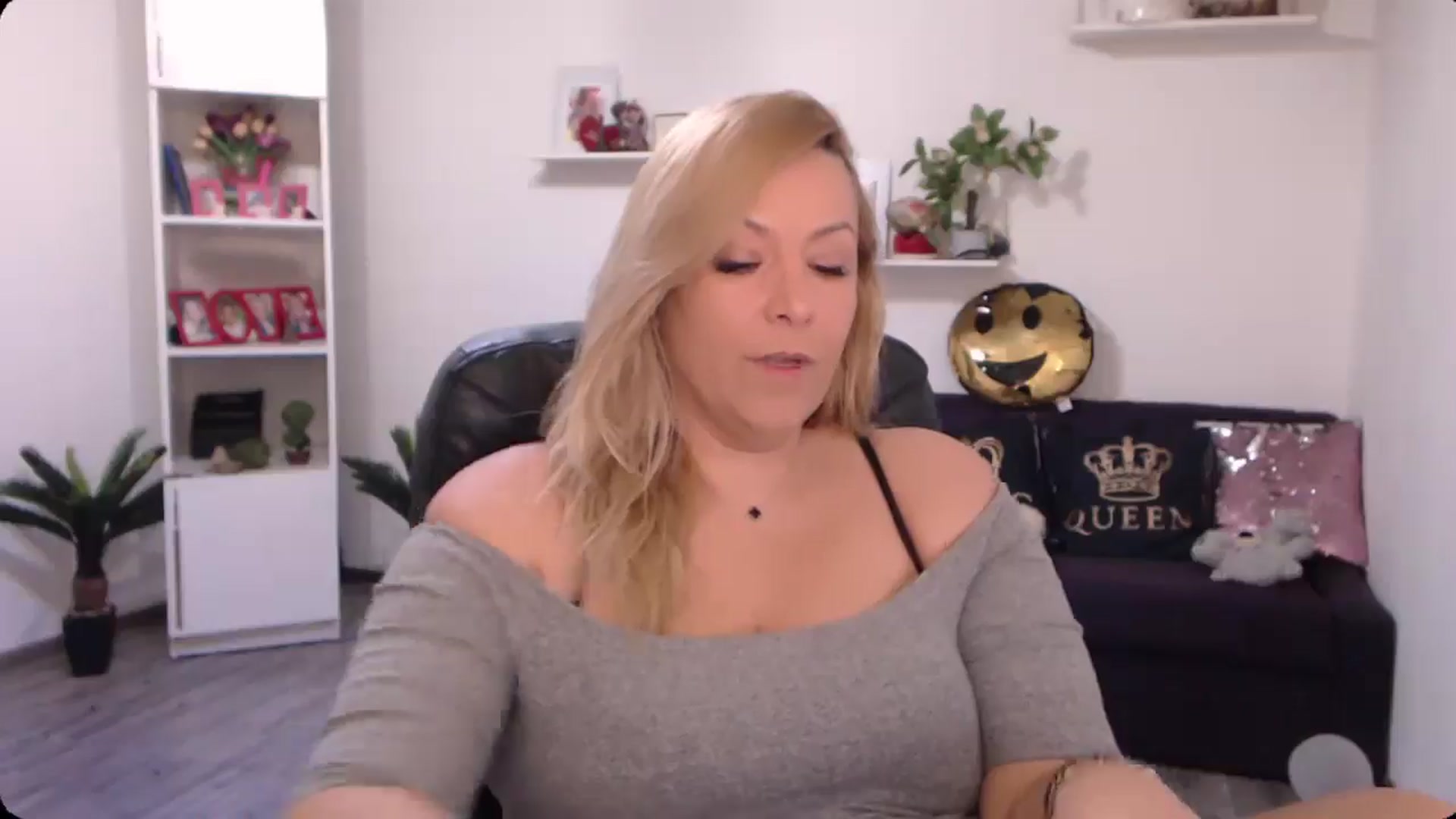 Gallery image thumbnail from A_baby_Boo's myfreecams stream on, 10/19/2024, 11:38 image 16 of 20