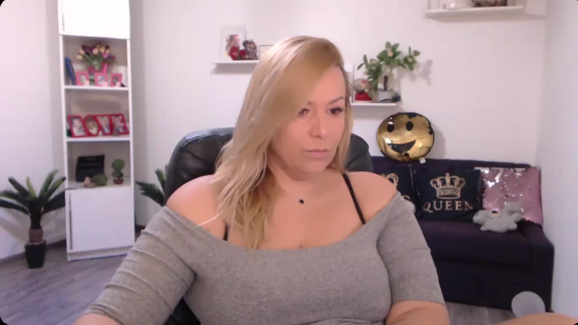 Gallery image thumbnail from A_baby_Boo's myfreecams stream on, 10/19/2024, 11:38 image 13 of 20