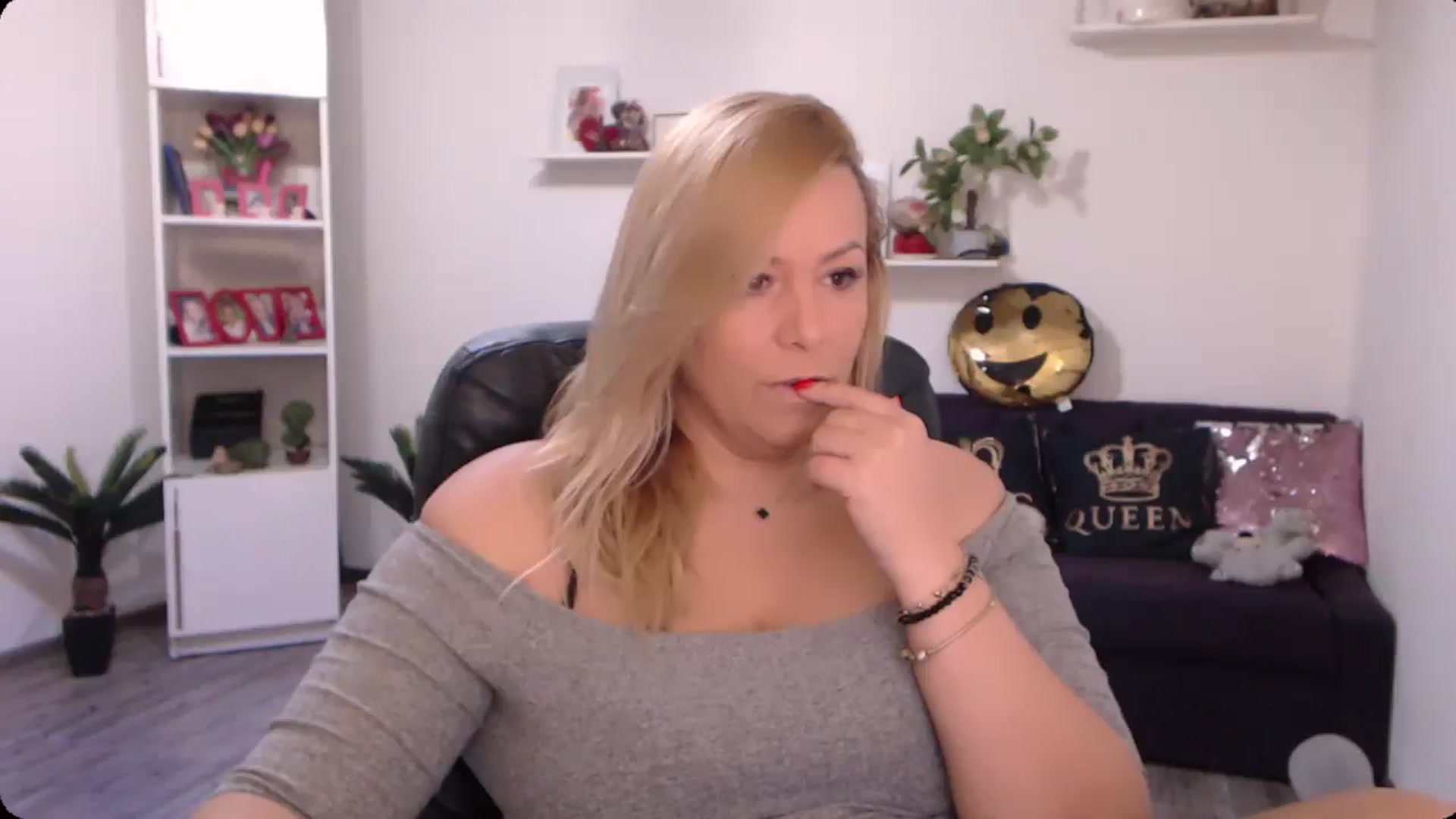 Gallery image thumbnail from A_baby_Boo's myfreecams stream on, 10/19/2024, 11:38 image 15 of 20