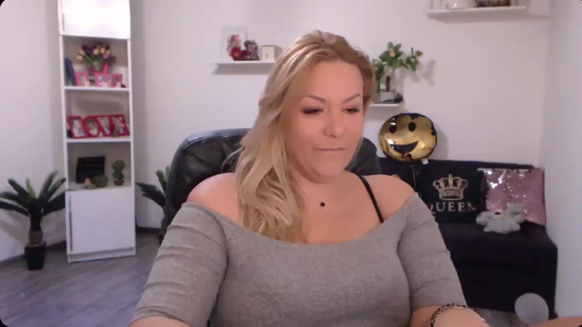 Gallery image thumbnail from A_baby_Boo's myfreecams stream on, 10/19/2024, 12:06 image 4 of 20