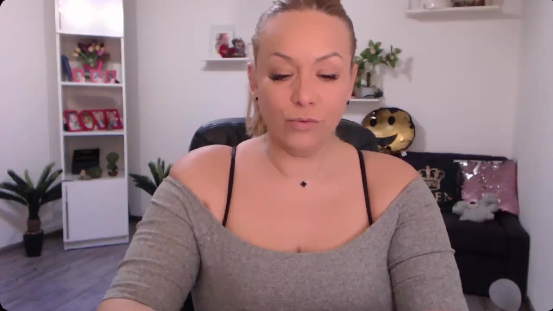 Gallery image thumbnail from A_baby_Boo's myfreecams stream on, 10/19/2024, 12:06 image 18 of 20
