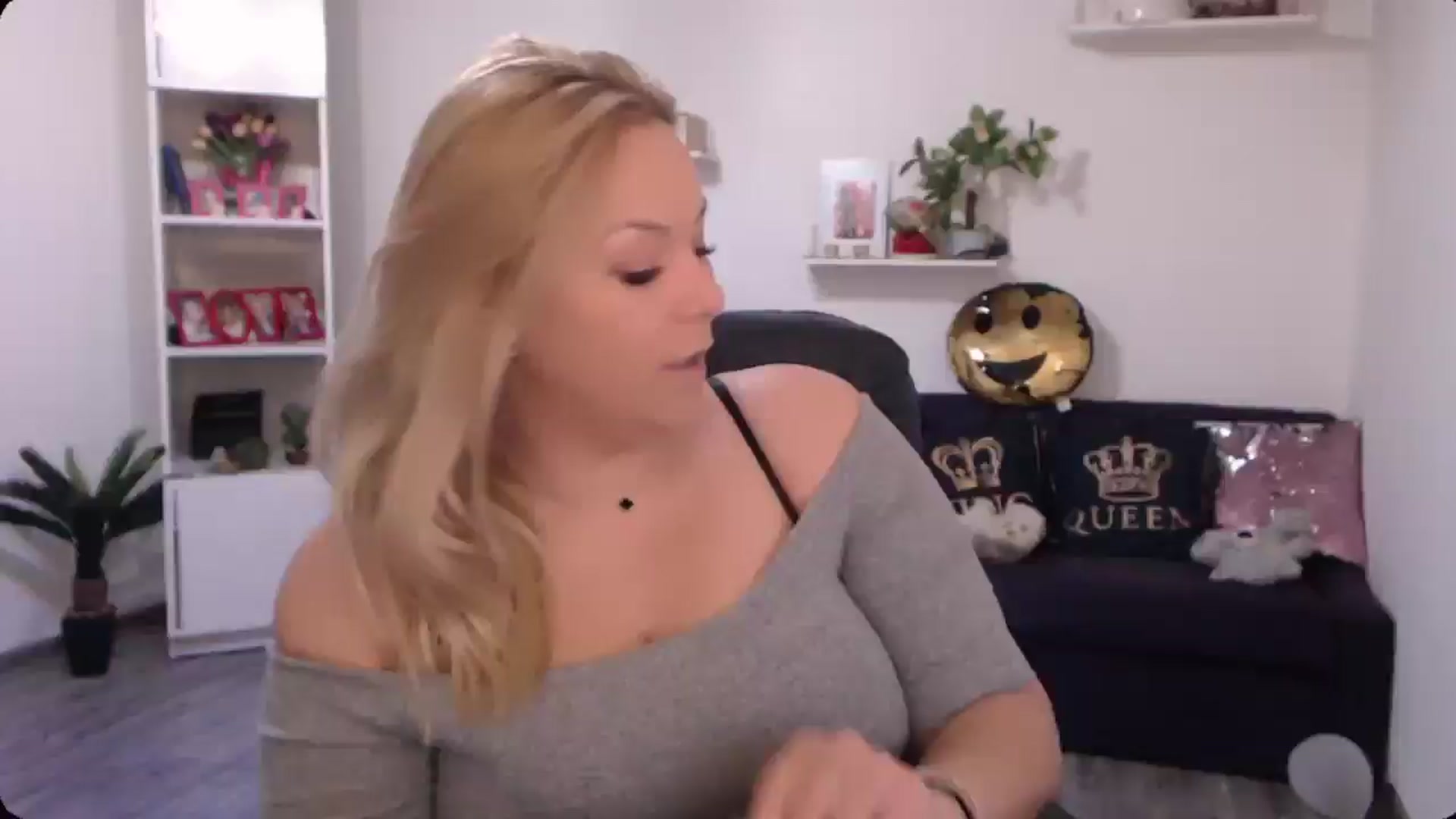 Gallery image thumbnail from A_baby_Boo's myfreecams stream on, 10/19/2024, 12:06 image 2 of 20