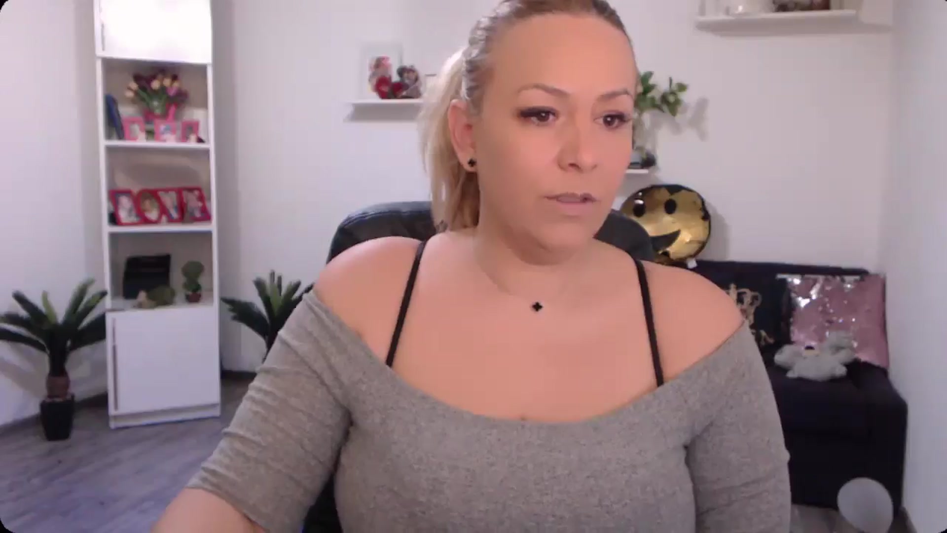 Gallery image thumbnail from A_baby_Boo's myfreecams stream on, 10/19/2024, 12:06 image 17 of 20