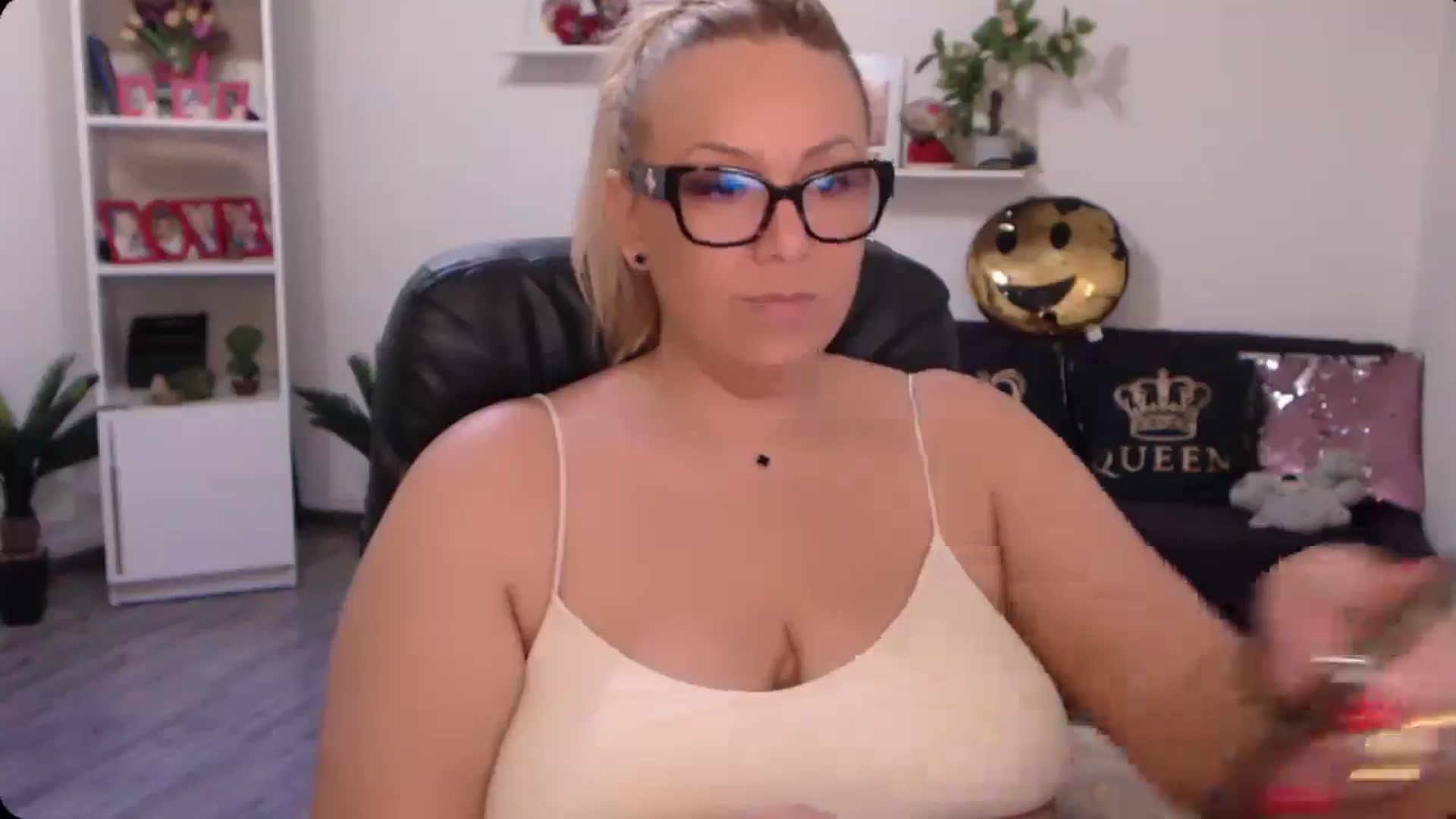 Gallery image thumbnail from A_baby_Boo's myfreecams stream on, 10/19/2024, 15:00 image 16 of 20