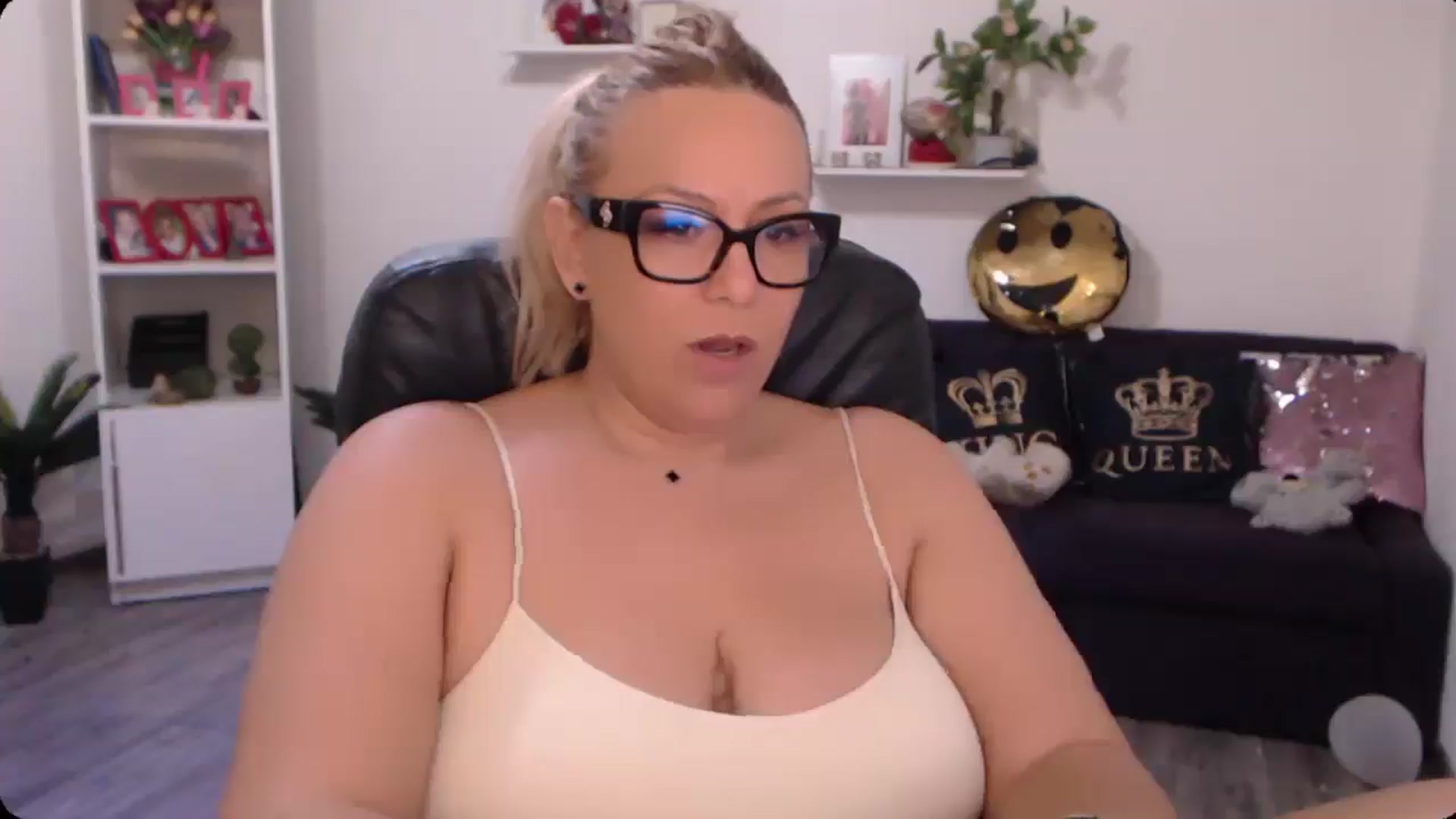 Gallery image thumbnail from A_baby_Boo's myfreecams stream on, 10/19/2024, 15:00 image 2 of 20