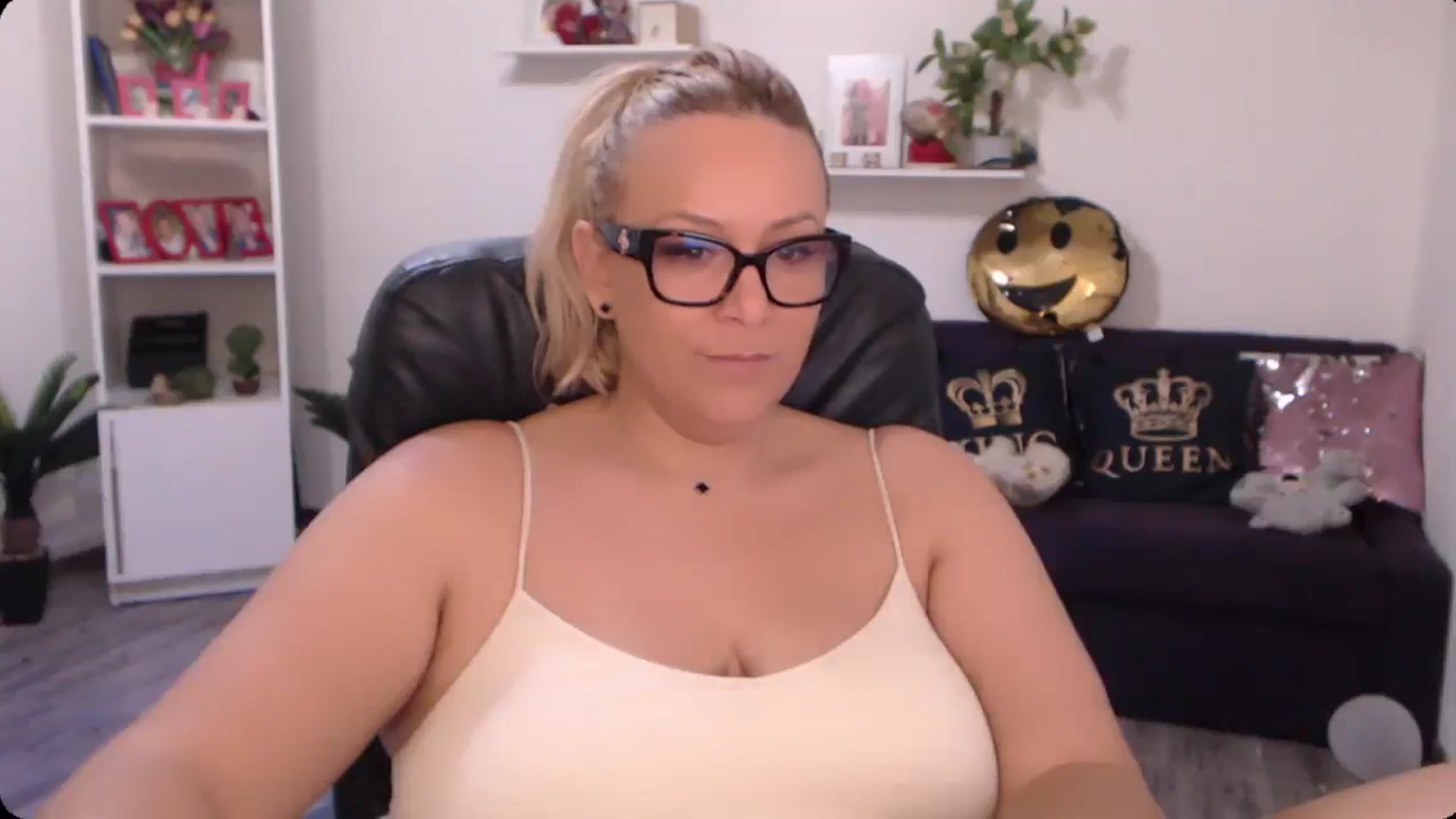 Gallery image thumbnail from A_baby_Boo's myfreecams stream on, 10/19/2024, 15:00 image 10 of 20