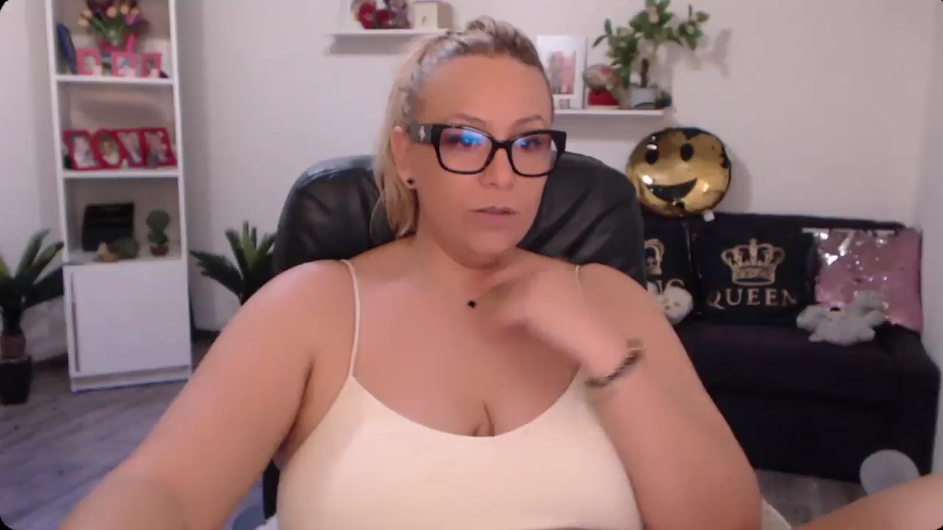 Gallery image thumbnail from A_baby_Boo's myfreecams stream on, 10/19/2024, 15:00 image 14 of 20