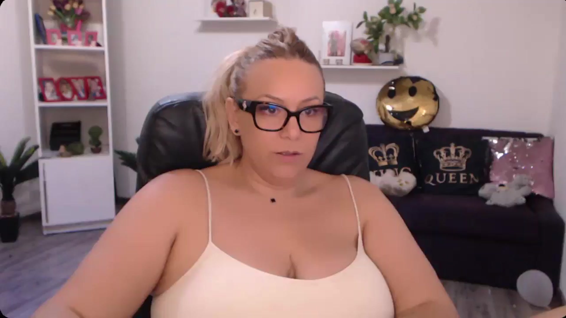 Gallery image thumbnail from A_baby_Boo's myfreecams stream on, 10/19/2024, 15:00 image 1 of 20