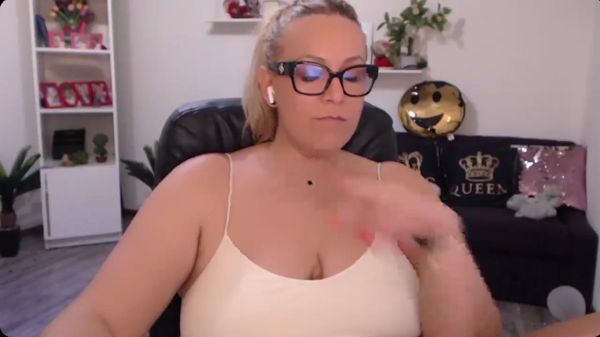 Gallery image thumbnail from A_baby_Boo's myfreecams stream on, 10/19/2024, 15:00 image 18 of 20