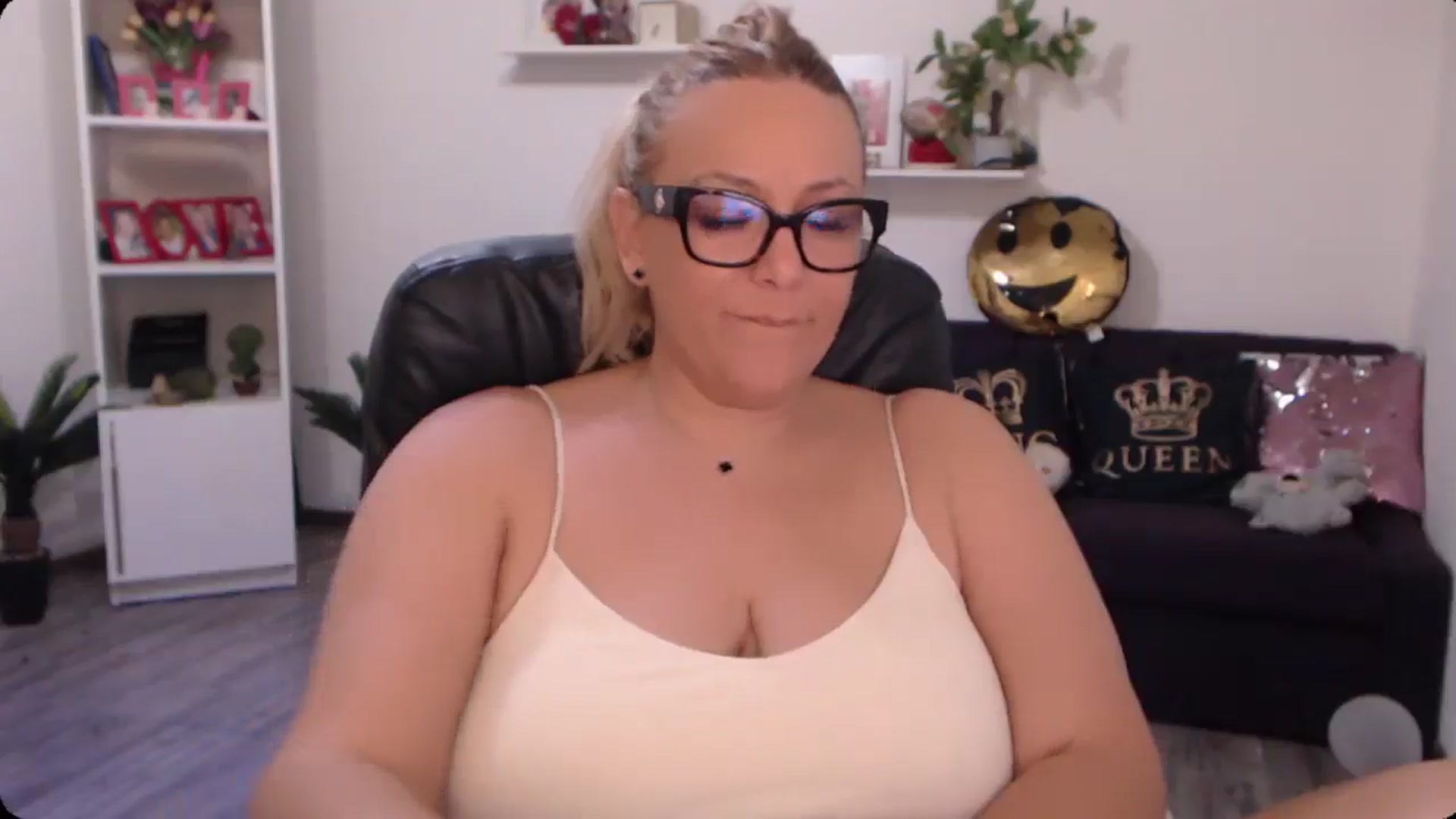 Gallery image thumbnail from A_baby_Boo's myfreecams stream on, 10/19/2024, 15:00 image 7 of 20