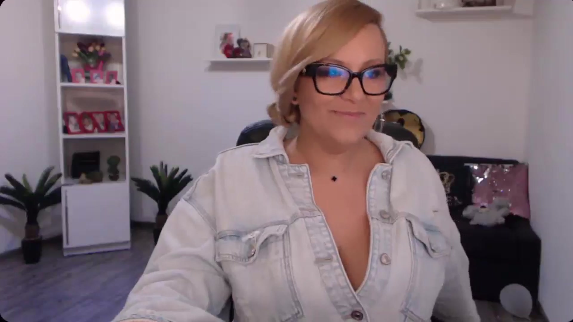 Gallery image thumbnail from A_baby_Boo's myfreecams stream on, 10/19/2024, 20:55 image 7 of 20