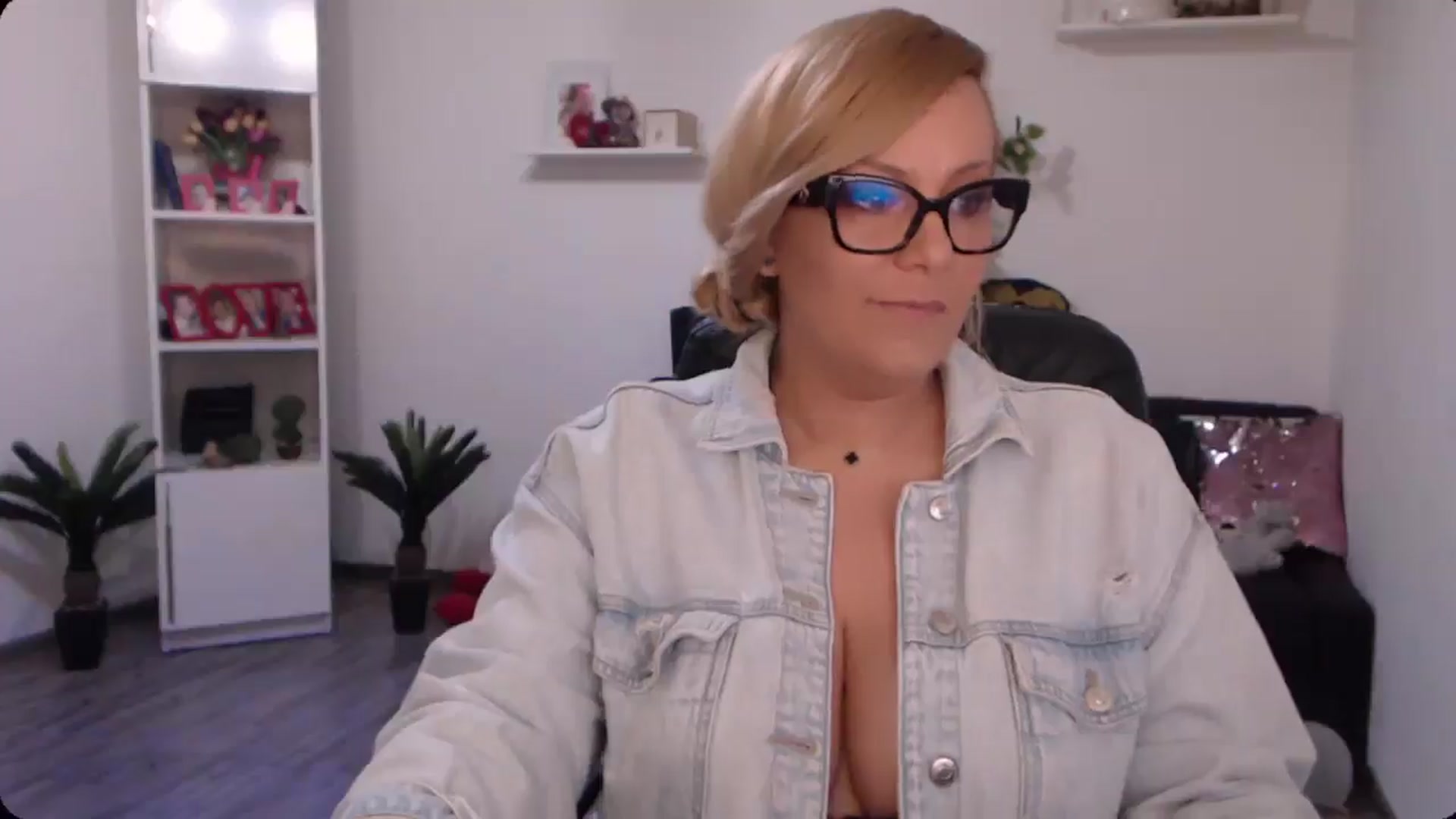 Gallery image thumbnail from A_baby_Boo's myfreecams stream on, 10/19/2024, 20:55 image 3 of 20