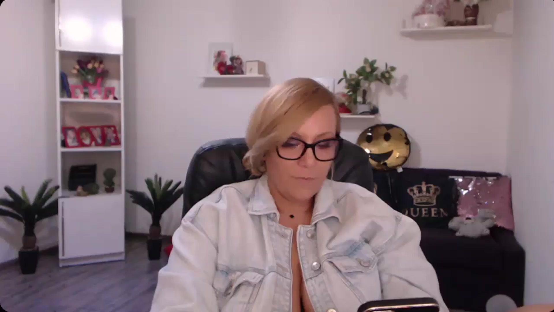 Gallery image thumbnail from A_baby_Boo's myfreecams stream on, 10/19/2024, 20:55 image 17 of 20