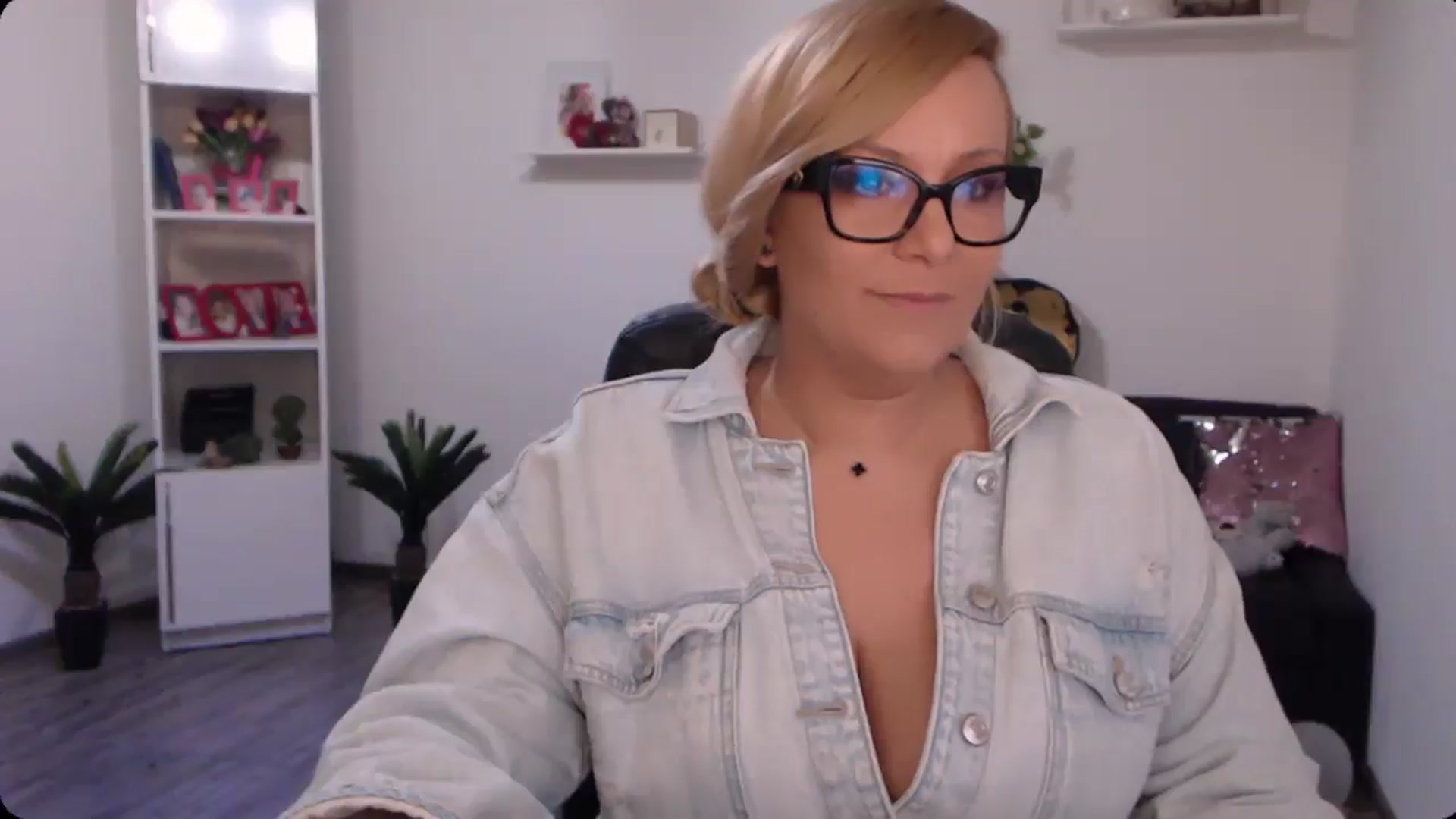 Gallery image thumbnail from A_baby_Boo's myfreecams stream on, 10/19/2024, 20:55 image 6 of 20