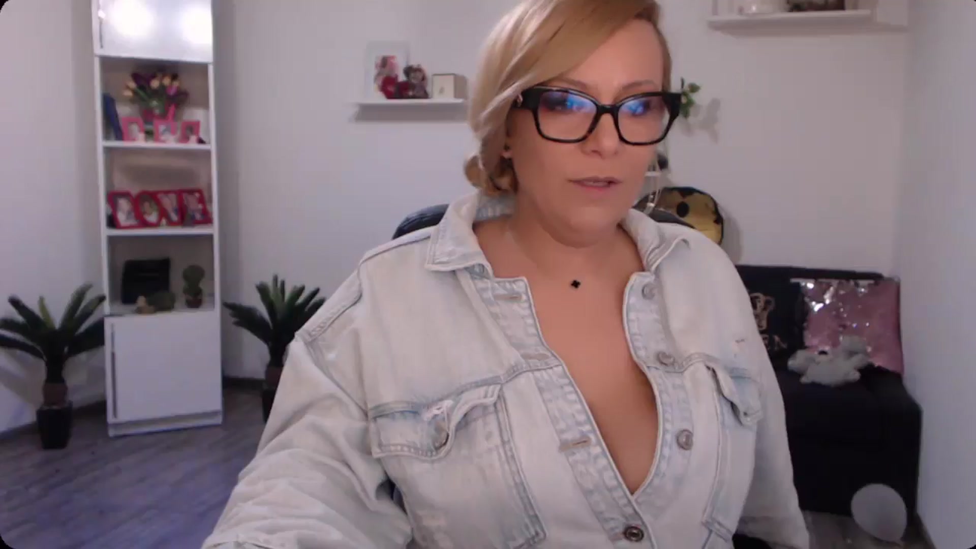 Gallery image thumbnail from A_baby_Boo's myfreecams stream on, 10/19/2024, 20:55 image 9 of 20