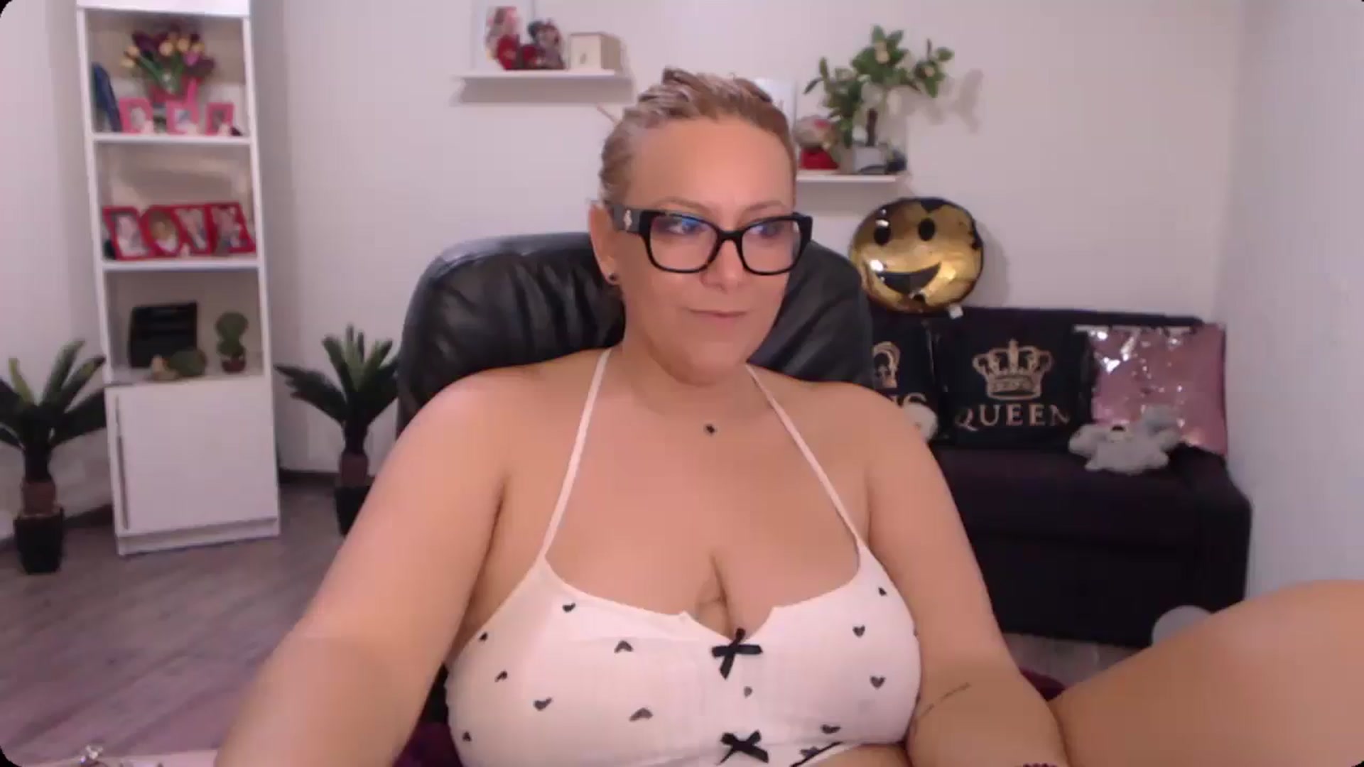 Gallery image thumbnail from A_baby_Boo's myfreecams stream on, 10/20/2024, 08:10 image 2 of 20