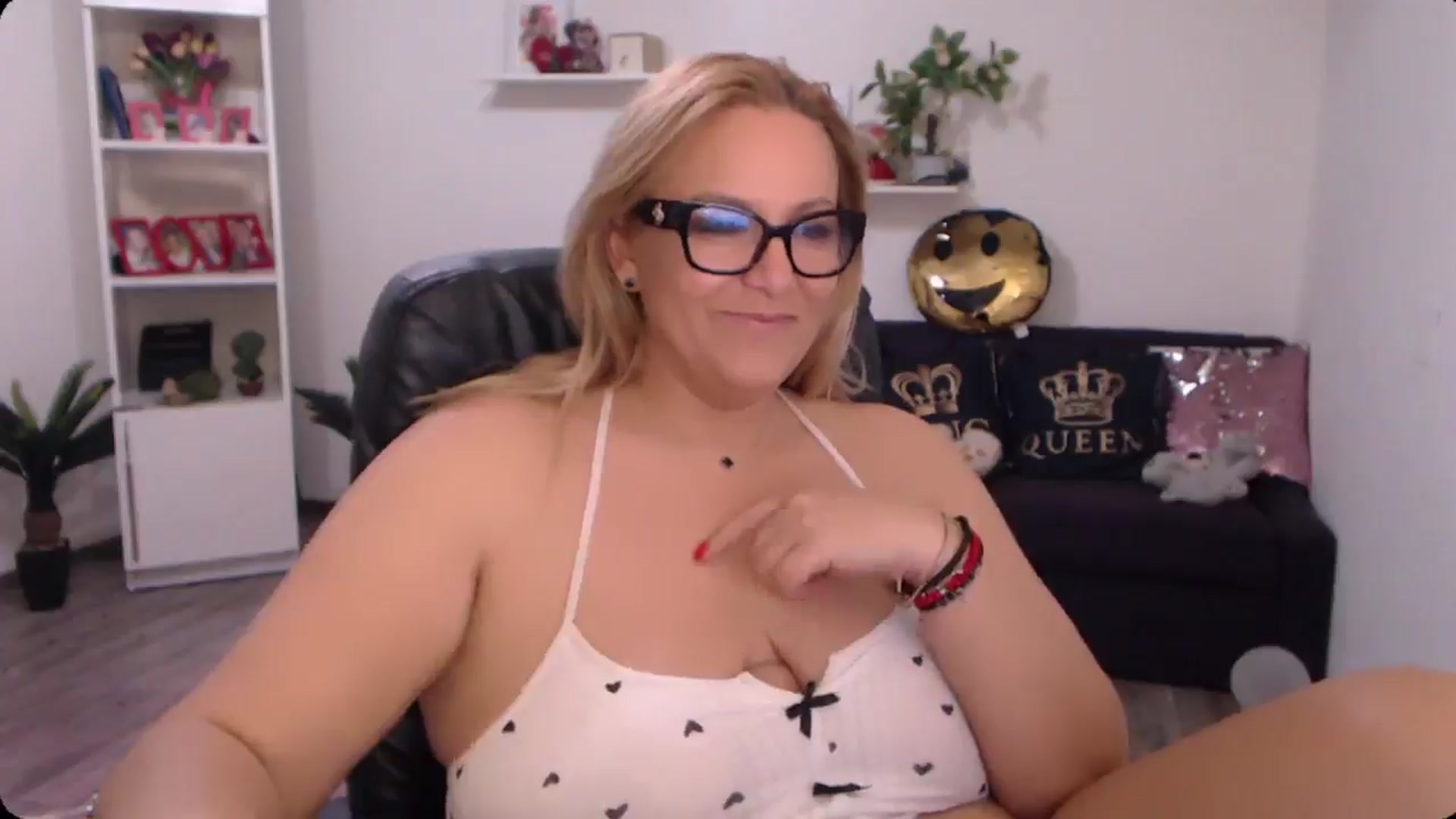 Gallery image thumbnail from A_baby_Boo's myfreecams stream on, 10/20/2024, 08:10 image 14 of 20
