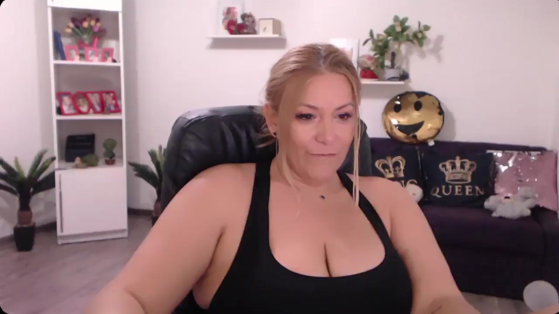 Gallery image thumbnail from A_baby_Boo's myfreecams stream on, 10/20/2024, 19:57 image 4 of 20