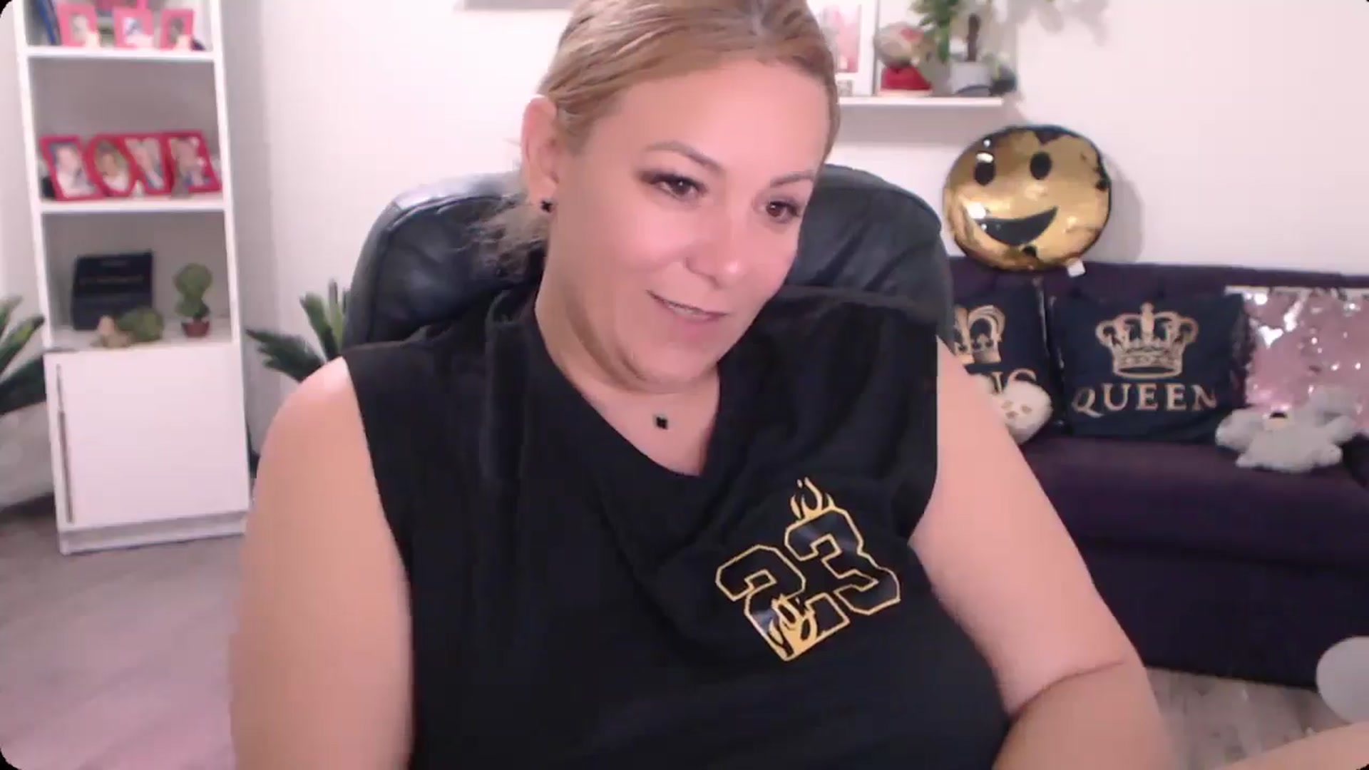 Gallery image thumbnail from A_baby_Boo's myfreecams stream on, 10/21/2024, 07:30 image 7 of 20