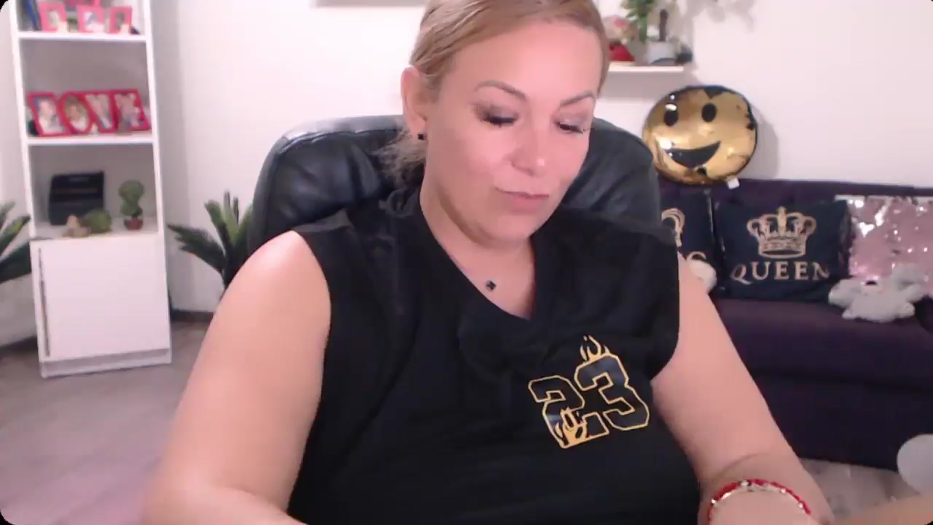 Gallery image thumbnail from A_baby_Boo's myfreecams stream on, 10/21/2024, 07:30 image 6 of 20