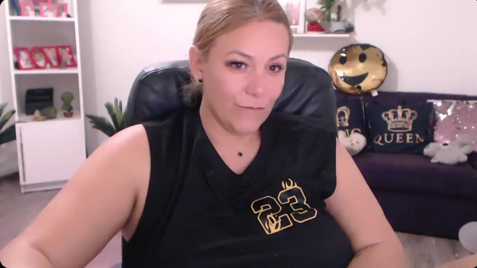 Gallery image thumbnail from A_baby_Boo's myfreecams stream on, 10/21/2024, 07:30 image 11 of 20