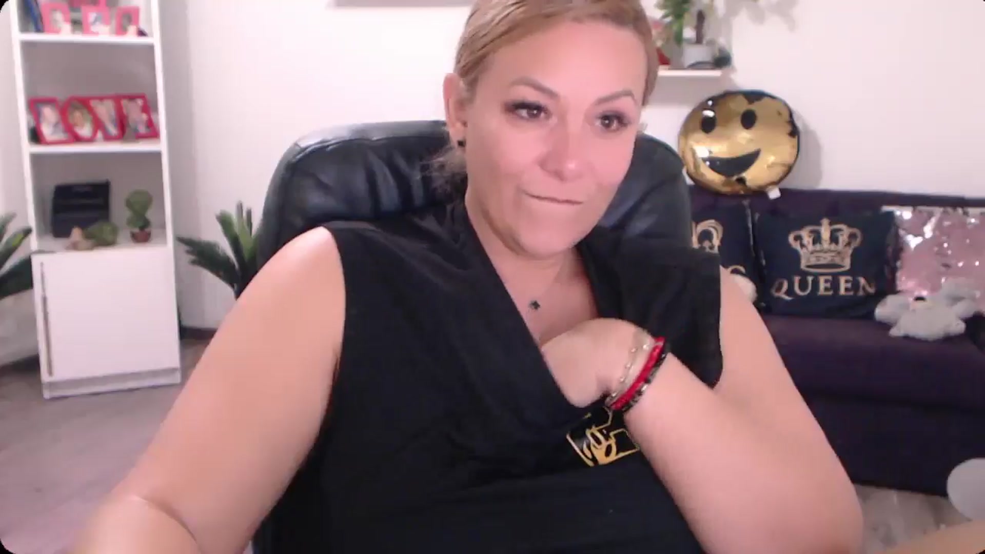 Gallery image thumbnail from A_baby_Boo's myfreecams stream on, 10/21/2024, 07:30 image 8 of 20