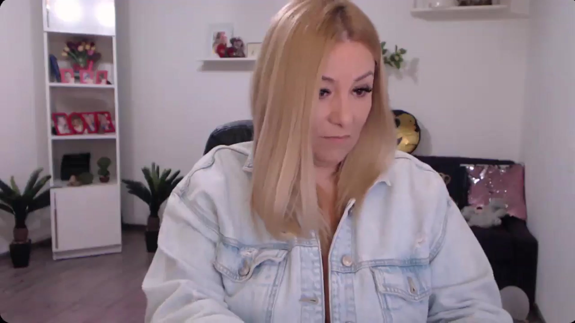 Gallery image thumbnail from A_baby_Boo's myfreecams stream on, 10/21/2024, 15:44 image 7 of 20