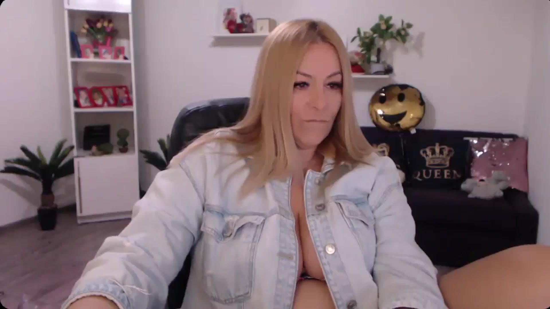Gallery image thumbnail from A_baby_Boo's myfreecams stream on, 10/21/2024, 16:31 image 5 of 20
